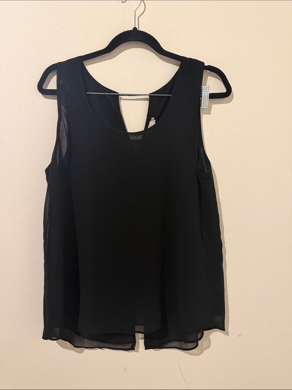 Bell Pepper Black Sleeveless Chiffon Keyhole Camisole Size Large